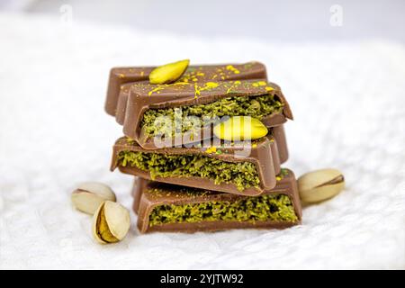 Dubai Chocolate Bar con kadayif verde e pistacchio spalmato con pistacchio da vicino Foto Stock