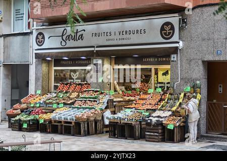 Viladecans. Spagna - 15 novembre 2024: La foto cattura un colorato negozio di frutta con un vasto assortimento di prodotti disposti all'esterno. Rif. Scenografia Foto Stock