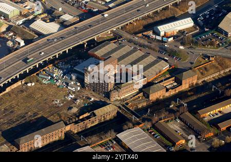 Vista aerea della Smethwick Glass Works of Chance Brothers nelle West Midlands con l'autostrada M5 e Spon Lane e Hartley Bridge 2003 Foto Stock