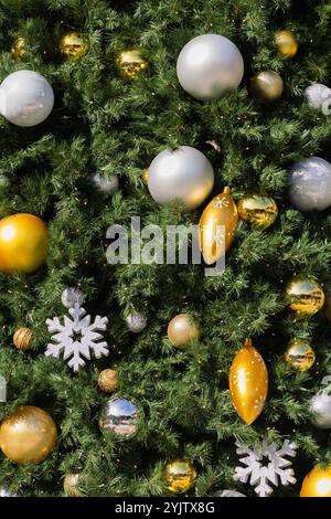 Questa fotografia cattura l'incantevole bellezza degli ornamenti natalizi, ognuno dei quali riflette lo scintillante allegria natalizia. Colori vivaci inclusi. Foto Stock