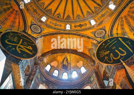 Mosaico della Vergine Maria e di Gesù bambino sopra il santuario interno di Santa Sofia, una chiesa bizantina costruita da Giustiniano a Istanbul, Turchia Foto Stock