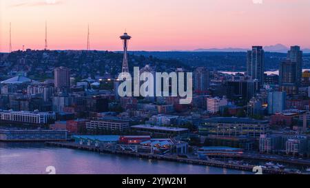Volo Seattle Space Needle Sunset Waterfront Queen Anne Hill Belltown Foto Stock