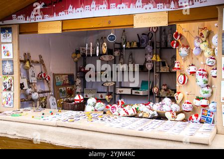 Ornamenti natalizi in vendita presso un chiosco al mercatino di Natale di Sibiu, Romania Foto Stock