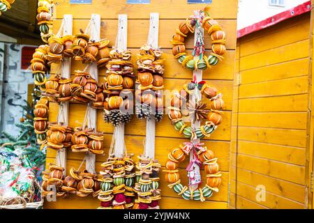 Decorazioni natalizie profumate a base di frutta secca e spezie in vendita al mercatino di Natale Foto Stock