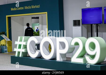 Baku, Azerbaigian, Azerbaigian. 13 novembre 2024. Cartello illuminato COP29 presso il sito COP29 situato presso lo Stadio Olimpico di Baku. Il COP è il più grande raduno di funzionari di alto livello al mondo che si concentra sul cambiamento climatico. Quest'anno è etichettato come COP finanziario in cui le risoluzioni finanziarie sono in cima all'elenco di un lungo programma di preoccupazioni elencate. (Credit Image: © Bianca Otero/ZUMA Press Wire) SOLO PER USO EDITORIALE! Non per USO commerciale! Foto Stock