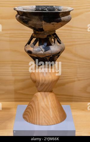 Stand cerimoniale Holmos, ceramica fatta a mano, primo millennio a.C., museo Huesca, comunità Aragona, Spagna Foto Stock