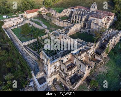 Monastero di Santa Maria de Rioseco, vista aerea, valle di Manzanedo, Castiglia e León, Spagna Foto Stock