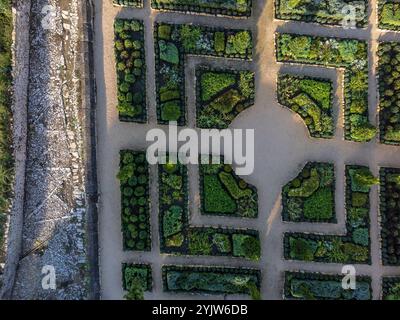 Monastero di Santa Maria de Rioseco, giardino a griglia, valle di Manzanedo, Castiglia e León, Spagna Foto Stock