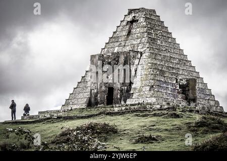 Piramide degli italiani, 1937, mausoleo costruito da Francisco Franco dopo la battaglia di Santander, provincia di Burgos, Puerto del Escudo, Spagna Foto Stock