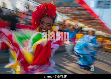 Una donna afro-colombiana, che gira una tradizionale gonna cumbia, balla la cumbia durante la Gran Parada, la tradizionale parata del Carnevale a Barranquilla, Colombia. Foto Stock