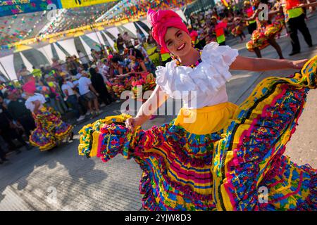 Una donna colombiana, che gira una gonna tradizionale cumbia, balla la cumbia durante la sfilata del Carnevale a Barranquilla, Colombia. Foto Stock