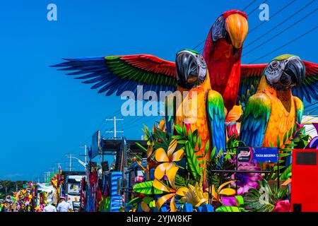 Si vedono carri allegorici allineati, in attesa dell'inizio della Batalla de Flores, la principale parata del Carnevale a Barranquilla, Colombia. Foto Stock