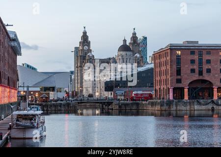 Vista panoramica del Royal Albert Dock e della skyline storica del Royal Liver Building al crepuscolo, Liverpool, Merseyside, Inghilterra, Regno Unito. Foto Stock
