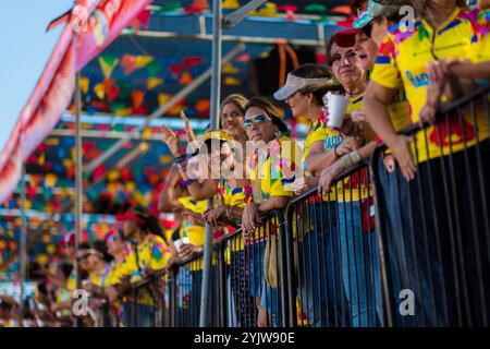 Gli spettatori nelle tribune aspettano che i gruppi di ballo passino durante la sfilata del Carnevale a Barranquilla, Colombia. Foto Stock