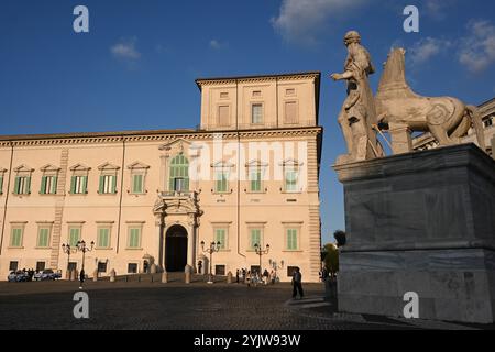 Roma, Italia - 4 novembre 2024: Il Palazzo del Quirinale (Palazzo del Quirinale) è la residenza ufficiale del Presidente della Repubblica Italiana a Roma. Foto Stock