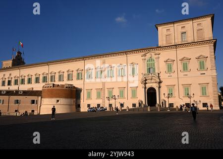 Roma, Italia - 4 novembre 2024: Il Palazzo del Quirinale (Palazzo del Quirinale) è la residenza ufficiale del Presidente della Repubblica Italiana a Roma. Foto Stock