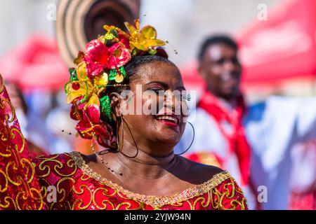 Una donna afro-colombiana, che indossa un tradizionale abito cumbia, balla la cumbia durante la sfilata del Carnevale a Barranquilla, Colombia. Foto Stock