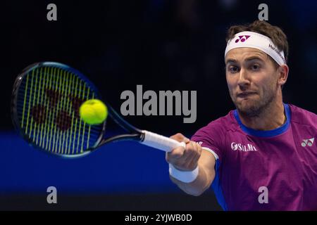 Torino, Italia. 15 novembre 2024. Il norvegese Casper Ruud&#xa0;serve il russo Andrey Rublev durante la partita di tennis singolo delle finali del Tour Mondiale ATP presso l'Inalpi Arena di Torino, Italia - Sport - venerdì 15 novembre 2024. (Foto di Marco Alpozzi/Lapresse) credito: LaPresse/Alamy Live News Foto Stock