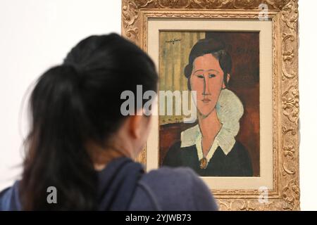 Roma, Italia - 1 novembre 2024: Visitatori nei pressi del dipinto di Amedeo Modigliani nella Galleria Nazionale d'Arte moderna e Contemporanea (la Galleria Nazionale Foto Stock