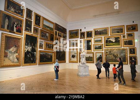 Roma, Italia - 1 novembre 2024: Visitatori alla Galleria Nazionale di Arte moderna e Contemporanea di Roma. Foto Stock