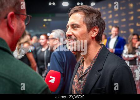 30. Verleihung der Goldenen Henne a Lipsia. Der MDR Mitteldeutsche Rundfunk produziert in Zusammenarbeit mit Super Illu den größten Publikumspreis in Ostddeutschland. Max Giesinger Goldene Henne 2024 *** 30 cerimonia di premiazione Goldene Henne a Lipsia MDR Mitteldeutscher Rundfunk produce il più grande premio del pubblico nella Germania orientale in collaborazione con Super Illu Max Giesinger Goldene Henne 2024 Foto Stock