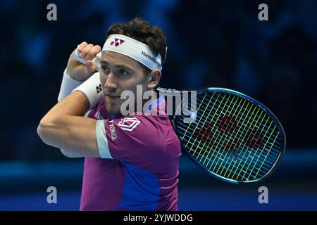 Torino, Italia - 15 novembre: Casper Ruud di Norvegia in azione contro Andrey Rublev durante la loro partita maschile Nitto ATP Finals durante il primo giorno delle finali Nitto ATP all'Inalpi Arena di Torino. Credito: Migliori immagini/Alamy Live News Foto Stock