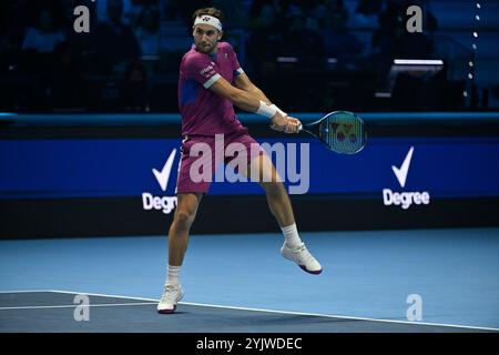 Torino, Italia - 15 novembre: Casper Ruud di Norvegia in azione contro Andrey Rublev durante la loro partita maschile Nitto ATP Finals durante il primo giorno delle finali Nitto ATP all'Inalpi Arena di Torino. Credito: Migliori immagini/Alamy Live News Foto Stock