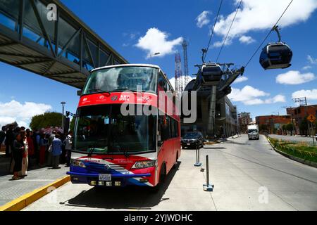 El alto, BOLIVIA; 15 novembre 2024: Un autobus rosso a due piani attende fuori dalla stazione della funivia di Ciudad Satelite per portare gli ospiti ad un evento organizzato dall'Ambasciata britannica in Bolivia per commemorare il compleanno di re Carlo III (che era ieri). L'evento è stato anche per promuovere le relazioni culturali, il commercio e legami più stretti tra Bolivia e Regno Unito. Foto Stock