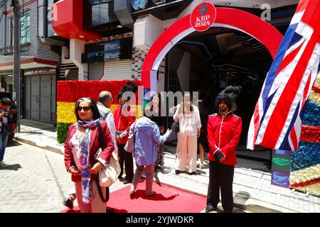 El alto, BOLIVIA; 15 novembre 2024: Persone vestite da guardie reali attendono gli ospiti al loro arrivo ad un evento organizzato dall'Ambasciata britannica in Bolivia per commemorare il compleanno di Carlo III (che era ieri). L'evento è stato anche per promuovere le relazioni culturali, il commercio e legami più stretti tra Bolivia e Regno Unito. Foto Stock