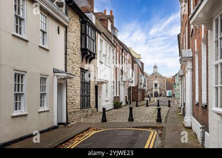 Eleganti case a schiera georgiane e la Guildhall in Market Street, Poole, nell'area della città vecchia di Poole, Dorset, Regno Unito, il 14 novembre 2024 Foto Stock