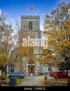 Chiesa parrocchiale di San Giacomo circondata da alberi autunnali nella città vecchia di Poole, Dorset, Regno Unito il 14 novembre 2024 Foto Stock