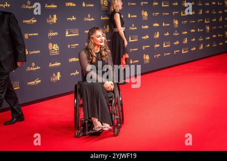 30. Verleihung der Goldenen Henne a Lipsia. Der MDR Mitteldeutsche Rundfunk produziert in Zusammenarbeit mit Super Illu den größten Publikumspreis in Ostddeutschland. Hier die ehemalige Bahnrad Weltmeisterin Kristina Vogel Goldene Henne 2024 *** 30 cerimonia di premiazione Goldene Henne a Lipsia MDR Mitteldeutscher Rundfunk produce il più grande premio del pubblico nella Germania orientale in collaborazione con Super Illu qui l'ex campionessa del mondo di ciclismo su pista Kristina Vogel Goldene Henne 2024 Foto Stock