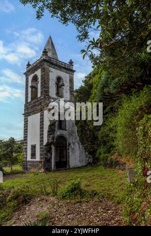 La vecchia chiesa di São Mateus, isola di Sao Jorge, Azzorre, fu distrutta dall'eruzione vulcanica del 1808 e solo un campanile fu lasciato in piedi. Foto Stock