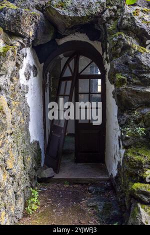 La vecchia chiesa di São Mateus, isola di Sao Jorge, Azzorre, fu distrutta dall'eruzione vulcanica del 1808 e solo un campanile fu lasciato in piedi. Foto Stock