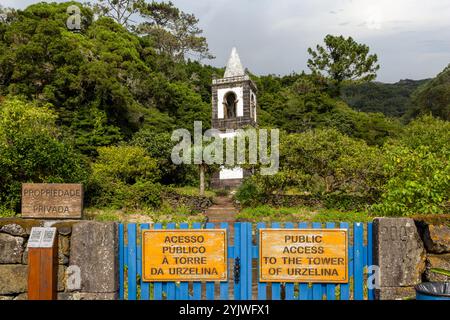 La vecchia chiesa di São Mateus, isola di Sao Jorge, Azzorre, fu distrutta dall'eruzione vulcanica del 1808 e solo un campanile fu lasciato in piedi. Foto Stock