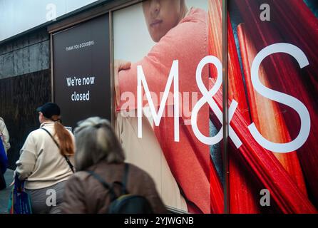 Leicester, Regno Unito. 15 novembre 2024. Marks e Spencer chiudono il loro negozio di Leicester. La High Street mostra una forte tensione dei consumatori mentre l’economia rallenta tra luglio e settembre, crescendo solo del 0,1%, e in realtà si è ridotta durante il mese di settembre stesso. Foto Stock
