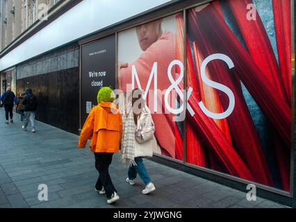 Leicester, Regno Unito. 15 novembre 2024. Marks e Spencer chiudono il loro negozio di Leicester. La High Street mostra una forte tensione dei consumatori mentre l’economia rallenta tra luglio e settembre, crescendo solo del 0,1%, e in realtà si è ridotta durante il mese di settembre stesso. Foto Stock