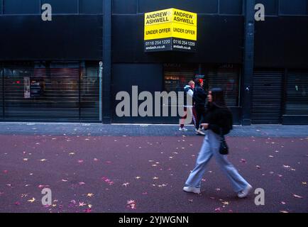 Leicester, Regno Unito. 15 novembre 2024. Le unità di vendita vuote, come la High Street, mostrano la tensione dei consumatori mentre l'economia rallenta tra luglio e settembre, crescendo solo del 0,1%, e in realtà si è ridotta durante il mese di settembre stesso. Foto Stock