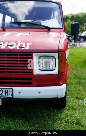 Iserlohn Gruermannscheide, NRW, Germania. 13 luglio 2024. Vecchio camion rosso dei pompieri Ford Transit all'aperto in estate Foto Stock