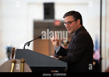 Il presidente della camera Mike Johnson fa le sue osservazioni in onore dei veterani dell'esercito fantasma della seconda guerra mondiale, precedentemente assegnati al 23rd Headquarters Special Troops e alla 3133rd Signal Service Company, durante una cerimonia speciale presso l'Emancipation Hall, U.S. Capitol Visitors Center a Washington, D.C., 21 marzo 2024. Johnson, insieme ai leader della camera e del Senato e agli sponsor della legislazione approvata nel 2022 che autorizzava il premio, presentò la Medaglia d'oro del Congresso ai membri assegnati alle unità per i loro significativi contributi alla sconfitta della Germania nazista e delle potenze dell'asse con il loro uso creativo dell'inganno Foto Stock