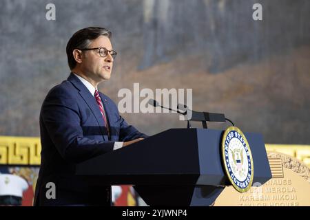 Il presidente della camera dei rappresentanti Mike Johnson fa osservazioni in occasione di una cerimonia della Medaglia d'Onore del Congresso in onore dei tredici servitori che hanno perso la vita il 26 agosto 2021 mentre erano di stanza all'aeroporto internazionale Hamid Karzai di Kabul, Afghanistan. I membri della famiglia accettarono la medaglia mentre il loro nome di servitori fu pronunciato ad alta voce nella Rotonda del Campidoglio degli Stati Uniti il 10 settembre 2024. Foto dell'esercito degli Stati Uniti di staff Sgt. Brittany Primavera. Foto Stock