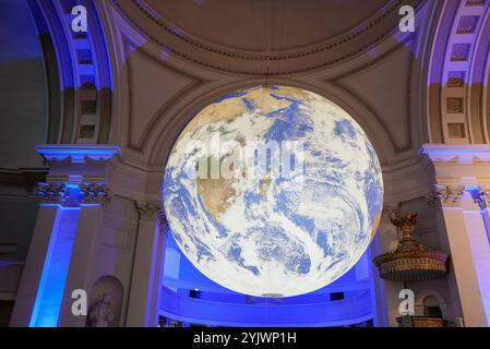 Installazione del Globe illuminato all'interno del centro culturale di Helsinki Foto Stock