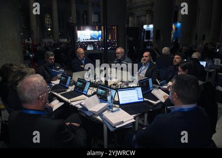 **NO LIBRI** Italia, Roma, Vaticano, 2024/11/15.la gente partecipa all'apertura della prima Assemblea sinodale delle Chiese cattoliche presso la Basilica di San Paolo fuori le Mura, a Roma, Italia, . La prima Assemblea sinodale d'Italia si svolge dal 15 al 17 novembre 2024. Fotografia di ALESSIA GIULIANI/Catholic Press Photo Foto Stock