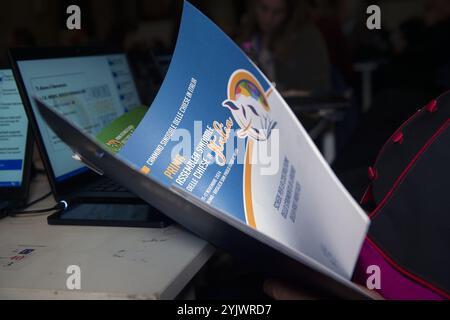 **NO LIBRI** Italia, Roma, Vaticano, 2024/11/15.la gente partecipa all'apertura della prima Assemblea sinodale delle Chiese cattoliche presso la Basilica di San Paolo fuori le Mura, a Roma, Italia, . La prima Assemblea sinodale d'Italia si svolge dal 15 al 17 novembre 2024. Fotografia di ALESSIA GIULIANI/Catholic Press Photo Foto Stock