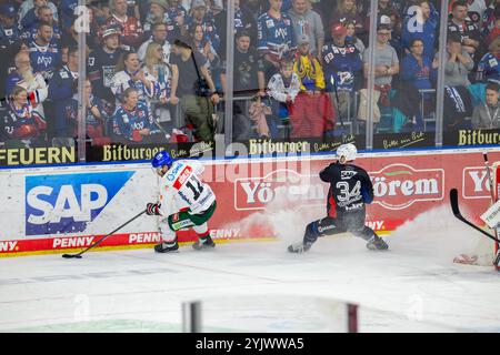 DEL, Deutsche Eishockey Liga Saison 2024/25, 16. Spieltag: Adler Mannheim gegen Augsburger Panther Foto Stock