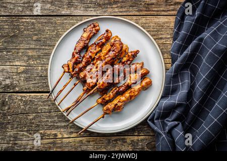 Yakitori di pollo giapponese su un tavolo di legno. Vista dall'alto. Foto Stock