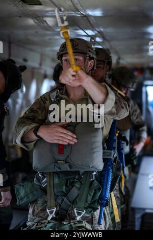 SUFFOLK, Virginia — i tecnici della US Navy Explosive Ordnance Disposal (EOD) dell'EOD Mobile Unit 2 conducono operazioni di paracadute statiche e militari a caduta libera durante un esercizio di addestramento presso la Skydive Suffolk Drop zone, 14 novembre 2024. Navy EOD utilizza le operazioni di salto come piattaforma di mobilità in vari set di missioni e per l'integrazione con altre unità DoD e USSOCOM. (Foto della Marina degli Stati Uniti dello specialista delle comunicazioni di massa di seconda classe Jackson Adkins) Foto Stock