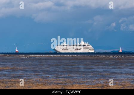 La nave da crociera Crystal Serenity naviga sul mare del fiume San Lorenzo di fronte all'area naturale nazionale di Cap Tourmente con oche da neve. Foto Stock