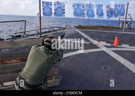 241112-N-XO016-1370 MAR MEDITERRANEO (12 novembre 2024) Gunner's Mate 3rd Class Jaylen Rose spara una pistola da 9 mm per un corso di qualificazione a bordo del cacciatorpediniere missilistico guidato USS Arleigh Burke (DDG 51), 12 novembre 2024. Arleigh Burke è impegnato in un dispiegamento pianificato nell'area delle operazioni della 6th Fleet degli Stati Uniti a supporto delle forze navali USA Europa-Africa per difendere gli interessi degli Stati Uniti, alleati e partner. (Foto US Navy di Mass Communication Specialist 1st Class Zac Shea) Foto Stock