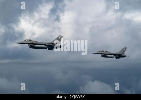 Due caccia F-16 della U.S. Air Force Fighting Falcon assegnati alla Eglin Air Force base, Florida, volano vicino a Jacksonville, Florida, 2 novembre, 2024. gli avieri del 40th Flight test Squadron e della 96th Aircraft Maintenance Unit sostennero un cavalcavia per l'annuale partita di football universitario Florida-Georgia. (Foto dell'aeronautica statunitense di staff Sgt. Blake Wiles) Foto Stock